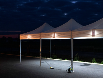 Oświetlenie LED w namiotach i parasolach reklamowych